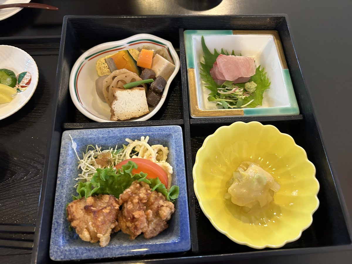 to_copast's tweet photo. ランチに登わさんで松花堂弁当🍱
焚き合わせはお出汁がきいてあっさり薄味、白菜のゆず味噌掛けはゆず味噌がとても美味しかったです✨美味しいものを食べるとhappyです🌱 https://t.co/JSF0Xq7BLD