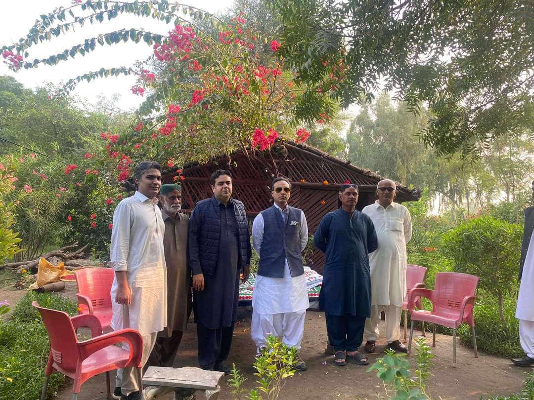 Kabool_khatian's tweet photo. Visit by Mr Pir Muhammad Sadiq and friends at khatian farm badin . Lovely weather today . Winter has arrived .
@PirNoorullah @PirMSaleh https://t.co/v82G8zmu1r