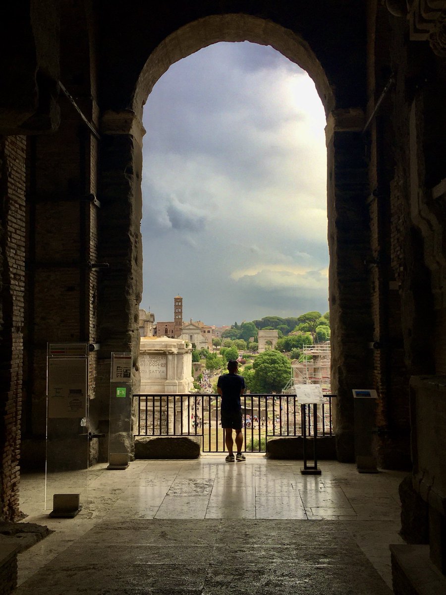 caputmundiHeidi's tweet photo. Posso passare ore qui... sognando ad occhi aperti e guardando la Città Eterna!
Non conosco quest'uomo, ma guarda la forma delle sue gambe!😉
Veduta dal #Tabularium
#Roma 🤍
#Rome https://t.co/dw2muQh56w