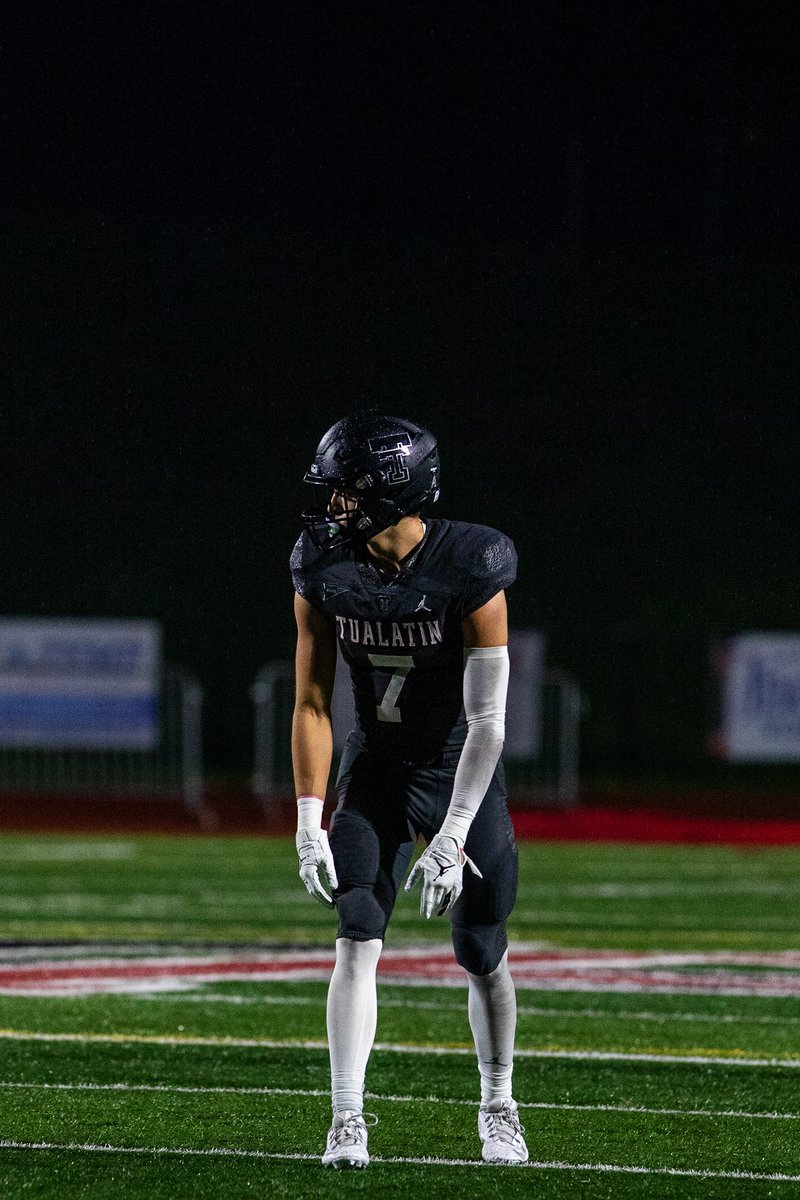 ajnoland12's tweet photo. Thank you Tualatin football for the last 3 years. Been an amazing journey with many memories. Wouldn’t have wanted to do it with anyone else. @TualatinHSFB 
7 ✌️ https://t.co/qmuDusnDwc