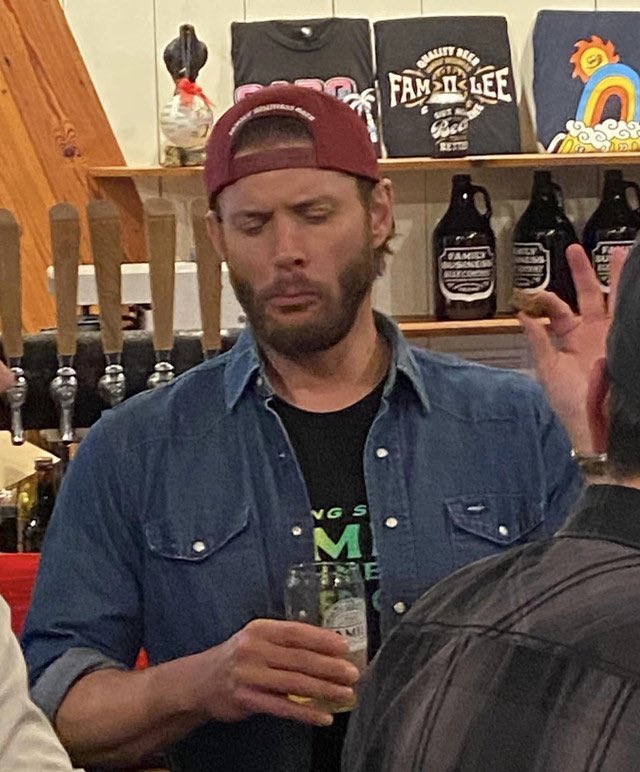 ✳️ Y’all…What’s going on here? What’s your take? ♥️☺️🤔 #JensenAckles #AcklesNation #FBBC #SupeJuice #Beer #BackwardsHat #Denim