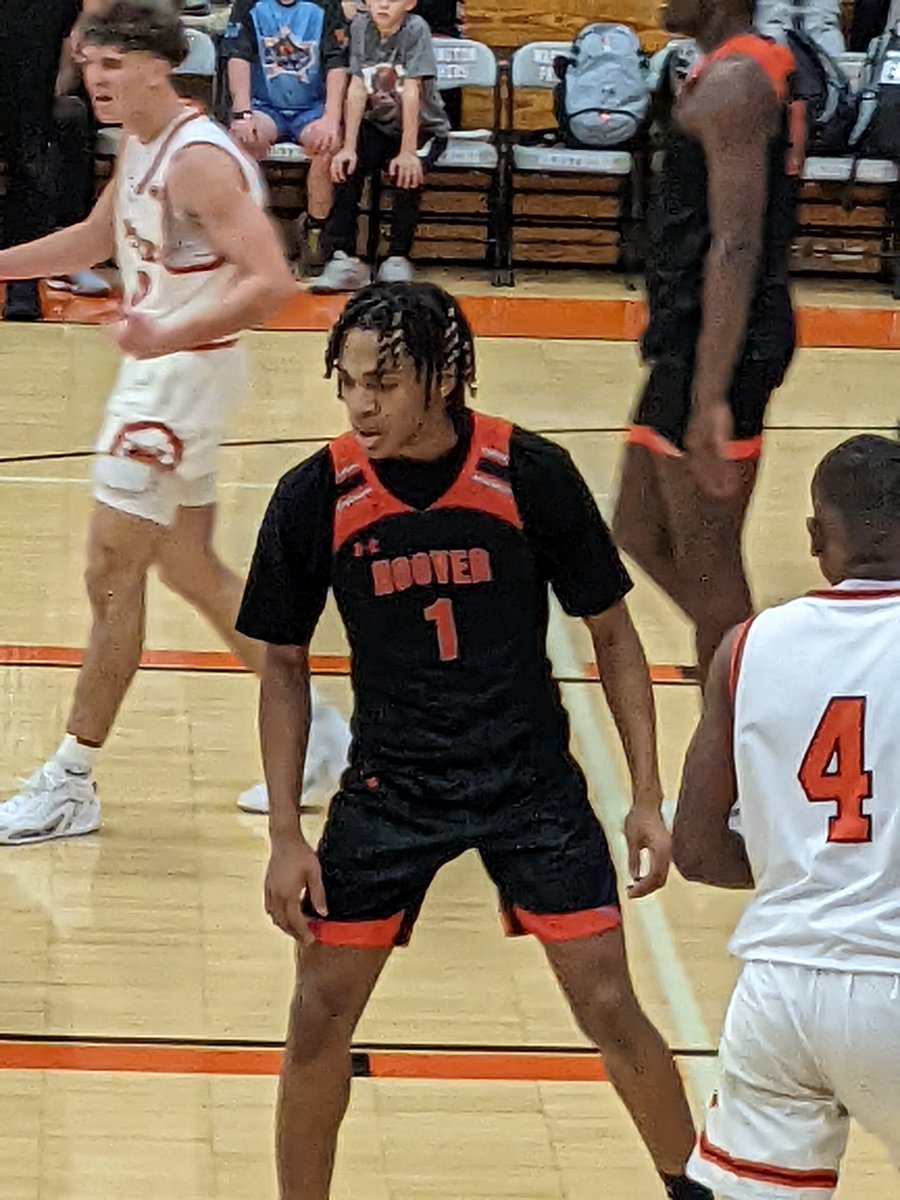 chickg3's tweet photo. Final score at Kevin Brown Memorial TOC as Hoover HS knocks off Washington Community HS 70-58 behind 6'5" Salim London #5 with 21pts 3 treys 6reb 5asts, 6'3" Jarrett Fairley #1 had 16pts 3 treys, 6'0" Elijah Thomas #2 had 15pts 5 treys &amp; 6'9" DeWayne Brown #55 had 11pts 10reb. https://t.co/XlWCRDauvB