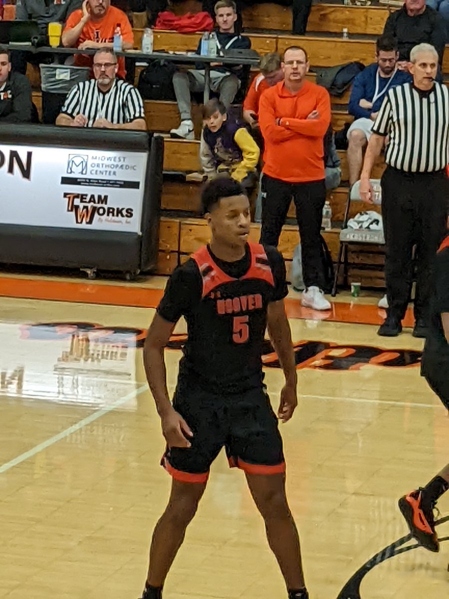 chickg3's tweet photo. Final score at Kevin Brown Memorial TOC as Hoover HS knocks off Washington Community HS 70-58 behind 6'5" Salim London #5 with 21pts 3 treys 6reb 5asts, 6'3" Jarrett Fairley #1 had 16pts 3 treys, 6'0" Elijah Thomas #2 had 15pts 5 treys &amp; 6'9" DeWayne Brown #55 had 11pts 10reb. https://t.co/XlWCRDauvB