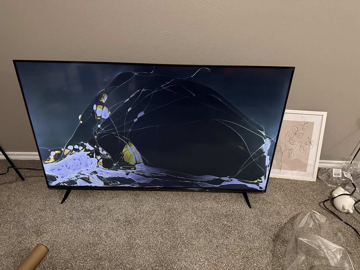 steventainguyen's tweet photo. @Walmart Wtf are they selling me!?? At Cedar park, TX
I waited for 2 hours to pick up on the curbside and then I complained with a girl named Kadence. She was freaking rude and then 5 minutes later they brought me the TV.
When I came home and opened it, this is what I got!! https://t.co/KAxiGvNV3X