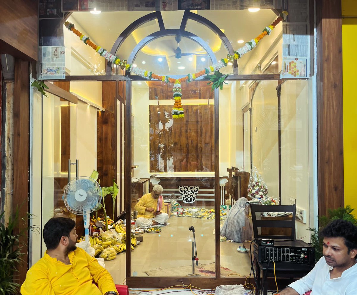 #AICWA के नए मुख्यालय ( Office ) में श्री सत्यनारायण की पूजा का  आयोजन 23/11/2023 को पवई , मुंबई में किया गया था । 

फ़िल्म इंडस्ट्री के सभी श्रमिक और कलाकार पूरे भारत भर में @AICWAofficial के कार्यालय से संपर्क कर सकते हैं !

| #AllIndianCineWorkersAssociation
@SureshSGupta