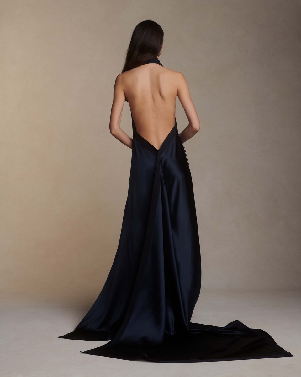 kwaveone's tweet photo. Bae Suzy shone at the #BlueDragonFilmAwards2023, captivating attention with her fashion choice. She selected a form-fitting, satin dress in a deep blue-black shade by #DanielleFrankel, featuring a stunningly draped design. Her elegant attire set her apart on stage from other actresses.

#BAESUZY #SUZY #배수지 #수지