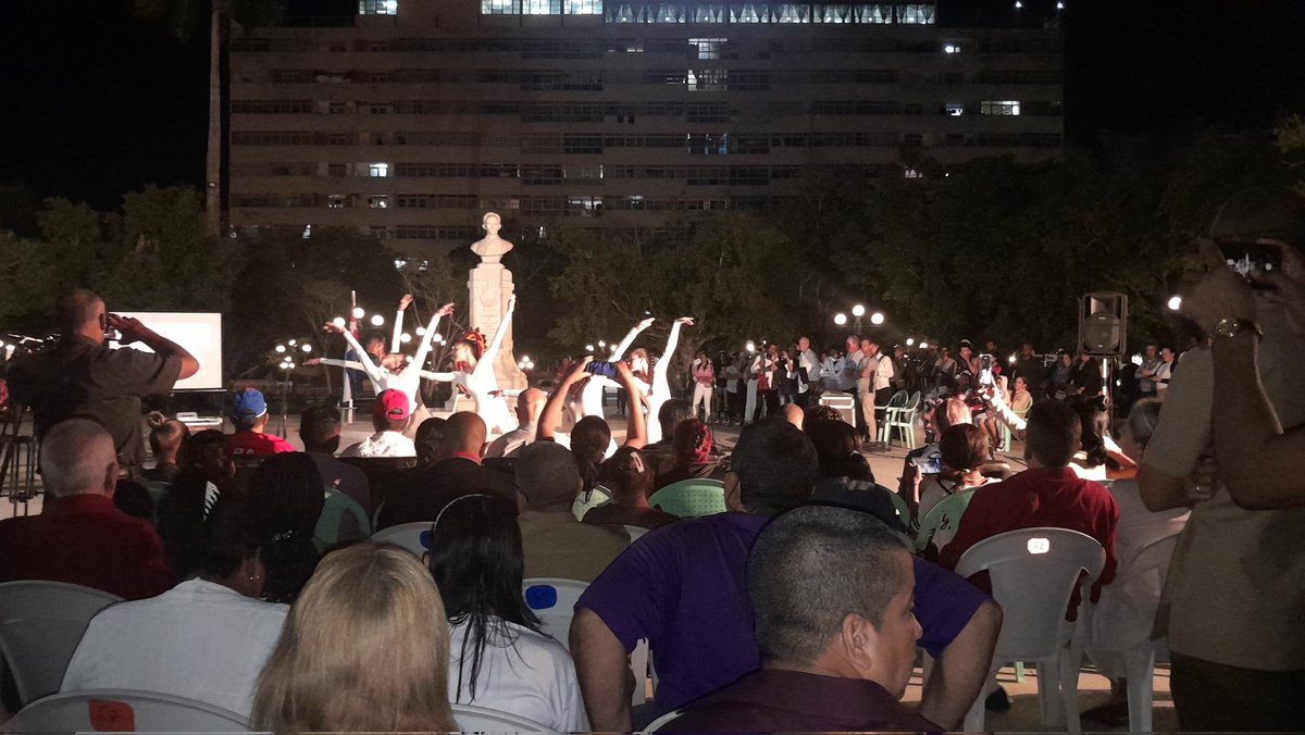 Desde #CiegodeÁvila rendimos merecido homenaje a la figura del Líder Histórico de la Revolución Cubana, nuestro siempre invicto Comandante en Jefe #Fide Castro Ruz a 7 años de su partida a la eternidad. Su pueblo rinde los honores en una hermosa velada artística.
#FidelPorSiempre