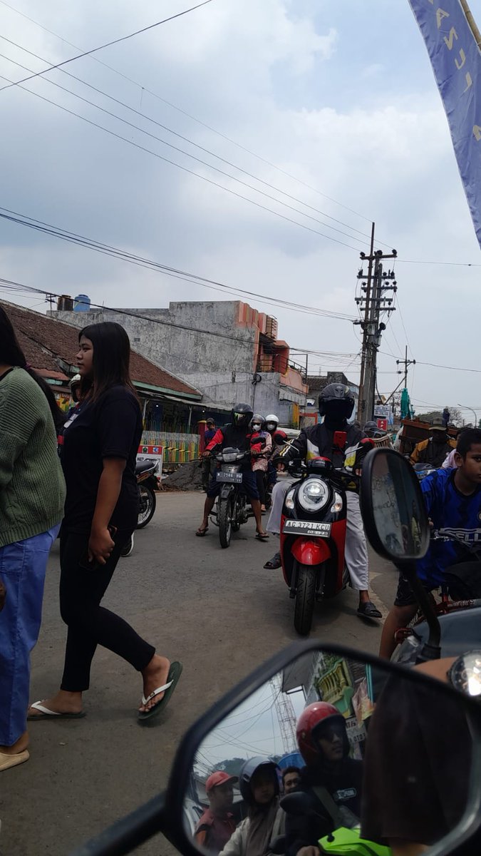 kecoakdisco's tweet photo. Min...info acara area sawojajar lesanpuro?? Kok onok arak²an bantengan liwat ngarep gg22 lesanpuro...lalin muacett😓 @infomalang https://t.co/SL09JFOzBG