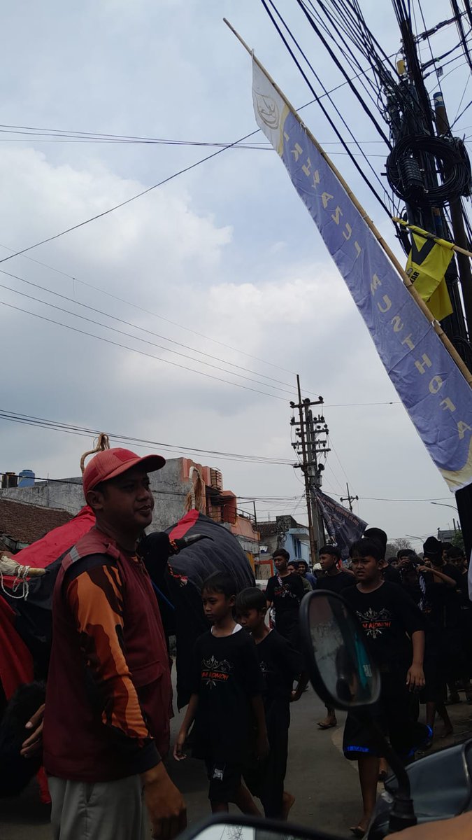 kecoakdisco's tweet photo. Min...info acara area sawojajar lesanpuro?? Kok onok arak²an bantengan liwat ngarep gg22 lesanpuro...lalin muacett😓 @infomalang https://t.co/SL09JFOzBG