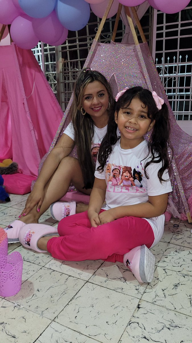 Annyknti's tweet photo. Happy Birthday princesa mía😍 #pijamada #los8añitosdemiprincesa #miniñapechichona https://t.co/U5J8tRzSR0