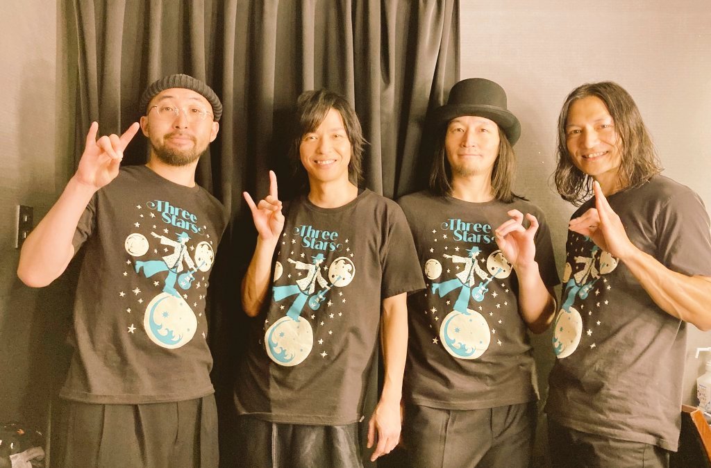 KAZU_drs's tweet photo. 改めて、振り返ります。

AKIHIDE LIVE TOUR 2023-Three Stars-

いやぁなんて楽しい旅だったんだろう！

各所でご一緒できた皆様、応援くださった皆様、本当にありがとう‼️おかげさまで最っ高のツアーになりました🎶

今回AKIHIDEさんのソロでは初めてご一緒させていただけて、光栄だー！と思うと同時に大きなプレッシャーもありましたが、新しいアルバムの音を何回も聴いているうちに「この素晴らしく素敵な世界にどっぷり身を委ねれば大丈夫。」と、そんな気持ちになりました。

個人的に課題だった体調管理を完全にクリアした状態だったのも大きい。まだまだだとは思いつつも自分のスペックをフルに発揮した状態でのステージ参加は、それだけでもこれからの自分にとって大きな糧になりました。

名古屋の会場に着いてからAKIさんの思いつきで決まった突然の【楽屋で粘土細工】も(笑)童心に返ってめちゃくちゃに楽しんだ(というか本気になりすぎた(爆))し、バンドの結束も粘土を通じてより高まったのではないか、、

と、推察される。ｺﾞﾎﾝ

AKIさんのギターも歌もステージングもめちゃくちゃかっこよかったし、バンドメンバー素晴らしすぎたし、とにかく一公演一公演の見所聴き所が多すぎて、細かくあげたらキリがないのだけど、一言でいってしまえば「この場所にいられてよかったなぁ」という事に尽きます。

ツアーが終わってしまうのは寂しいけど、来月はBREAKERZがあるからロスにならなくて済みそうです、、(笑)

ほんと楽しかったなぁ！

またAKIさんソロでもご一緒できる日を心待ちにしつつ、これからも日々精進していこうと思います！

改めまして、皆様に大感謝！今後とも！ありがとうございましたー‼️

#AKIHIDE
#BREAKERZ
#粘土ツアー