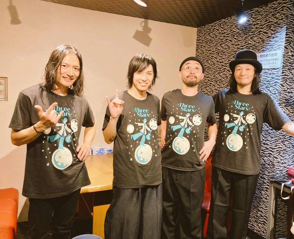 KAZU_drs's tweet photo. 改めて、振り返ります。

AKIHIDE LIVE TOUR 2023-Three Stars-

いやぁなんて楽しい旅だったんだろう！

各所でご一緒できた皆様、応援くださった皆様、本当にありがとう‼️おかげさまで最っ高のツアーになりました🎶

今回AKIHIDEさんのソロでは初めてご一緒させていただけて、光栄だー！と思うと同時に大きなプレッシャーもありましたが、新しいアルバムの音を何回も聴いているうちに「この素晴らしく素敵な世界にどっぷり身を委ねれば大丈夫。」と、そんな気持ちになりました。

個人的に課題だった体調管理を完全にクリアした状態だったのも大きい。まだまだだとは思いつつも自分のスペックをフルに発揮した状態でのステージ参加は、それだけでもこれからの自分にとって大きな糧になりました。

名古屋の会場に着いてからAKIさんの思いつきで決まった突然の【楽屋で粘土細工】も(笑)童心に返ってめちゃくちゃに楽しんだ(というか本気になりすぎた(爆))し、バンドの結束も粘土を通じてより高まったのではないか、、

と、推察される。ｺﾞﾎﾝ

AKIさんのギターも歌もステージングもめちゃくちゃかっこよかったし、バンドメンバー素晴らしすぎたし、とにかく一公演一公演の見所聴き所が多すぎて、細かくあげたらキリがないのだけど、一言でいってしまえば「この場所にいられてよかったなぁ」という事に尽きます。

ツアーが終わってしまうのは寂しいけど、来月はBREAKERZがあるからロスにならなくて済みそうです、、(笑)

ほんと楽しかったなぁ！

またAKIさんソロでもご一緒できる日を心待ちにしつつ、これからも日々精進していこうと思います！

改めまして、皆様に大感謝！今後とも！ありがとうございましたー‼️

#AKIHIDE
#BREAKERZ
#粘土ツアー