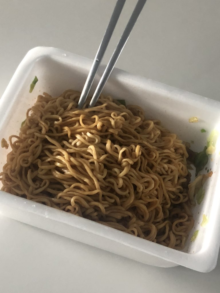 majitenshi__'s tweet photo. 라면 말려먹는 거 좋아하는 사람 없나
식히는게 아니라 말리는거임
라면 만들어놓고 덜어서 일부러 빡빡하게 말림
페양구 그렇게 먹으면 진짜 맛있는데 https://t.co/YE5Dx2rPMv