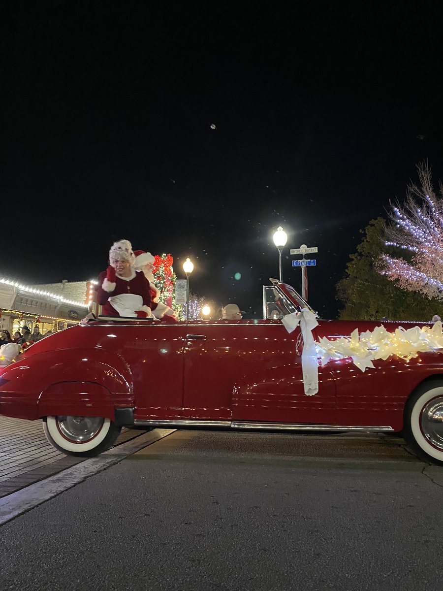 It’s beginning to look a lot like Christmas!!!! ♥️💚♥️💚 #Granbury #Texas #ChristmasParade #Christmas2023 @granburysquare @cityofgranbury @VisitGranbury