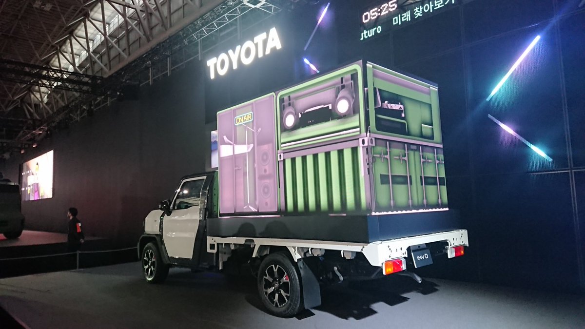 TH8901_422MHz's tweet photo. #名古屋モビリティショー2023
#IMV0
トヨタブースにあった多目的トラックをカスタムするやつ
なんとランダムなお題が「山でラジオを放送しよう」だったの草www
よくVHFが飛びそうだ( ˘ω˘)
荷台前半分をシャックに、後ろの下段に真空管ハイパワーリニアの格納空間そ設け、上にDJ卓を構えてみた。 https://t.co/lnk11Tiiat