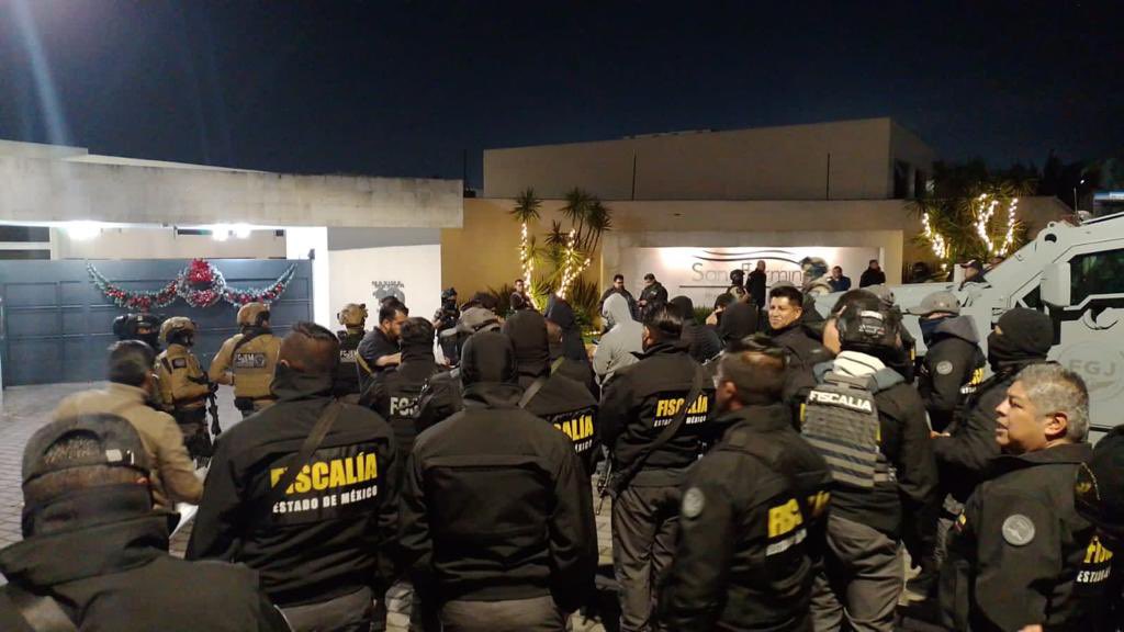 CarlosLoret's tweet photo. 🟥Aquí varias imágenes de la detención del alcalde Toluca, Estado de México. La detención tendría que ver con una denuncia relacionada con su ex pareja. https://t.co/ynZDOU1Izl