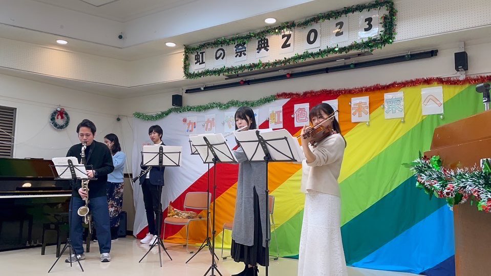 commodo2012's tweet photo. 本日は板橋区立障がい者福祉センターさまの【虹の祭典】にてコンサートをさせていただきました🎵
みなさまにも手拍子や歌でご参加いただきながら演奏させていただきました🎷
ちょっと早いクリスマス気分も🎄
今年もあと少し、まだまだ楽しい演奏を行います🎹
#commodo #音楽ボランティア https://t.co/57lNqfcZs8