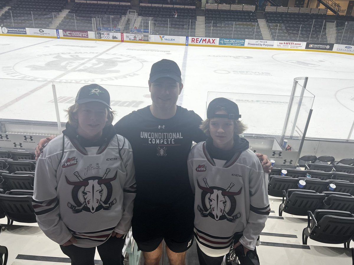 Thank you <a href="/KaiUchacz/">Kai Uchacz</a> for making these two young guys night! #classact <a href="/Rebelshockey/">Red Deer Rebels</a>