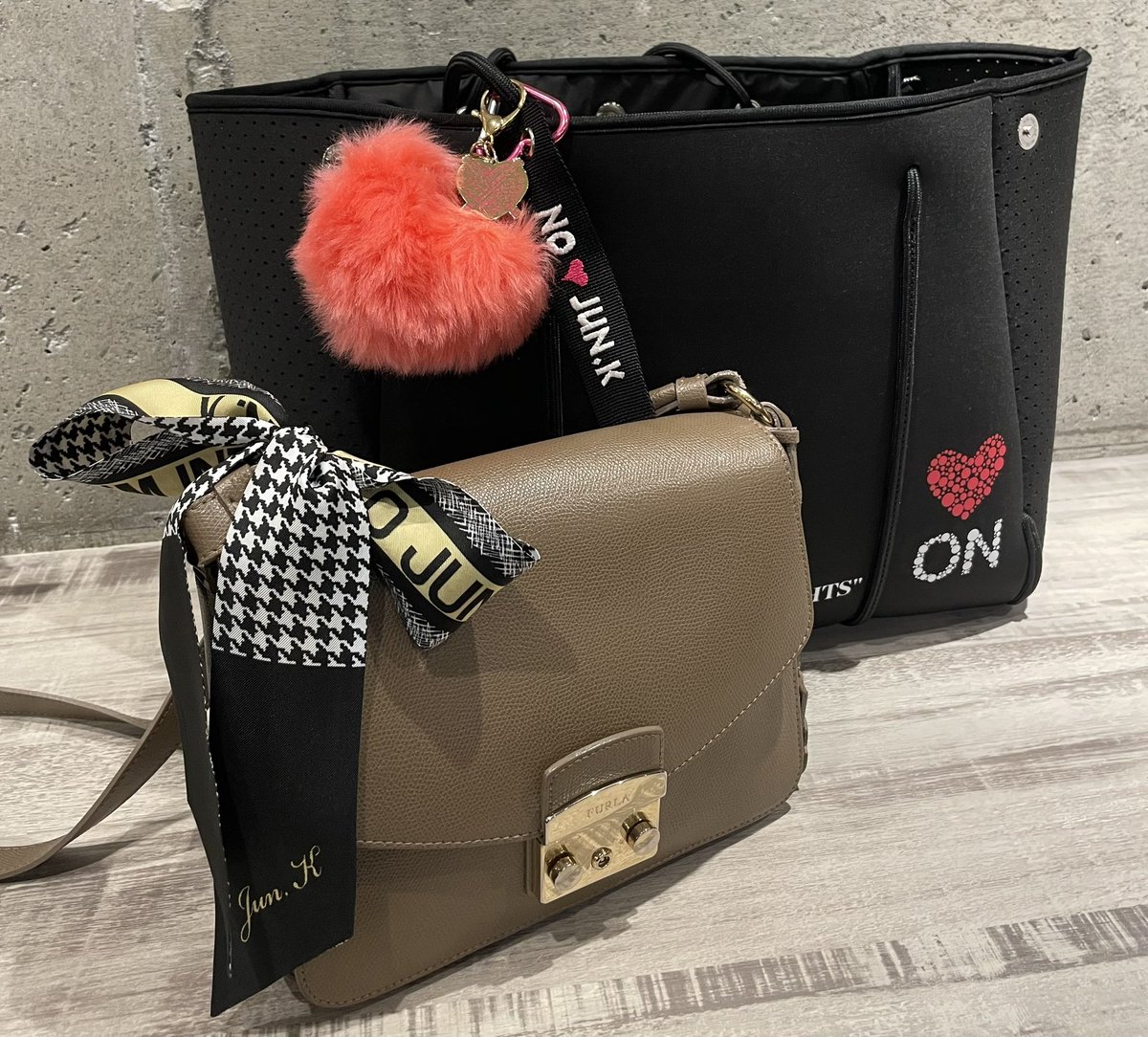 chijuntale's tweet image. 今日はこんな感じです😊
買ったグッズのバッグも可愛い❤️🎶
スカーフも素敵✨
会場近くの素敵なお店でランチなう😋
 #inthemiddle