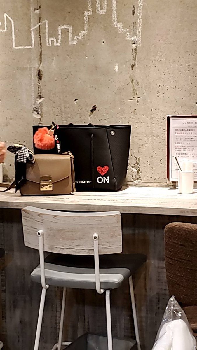 chijuntale's tweet image. 今日はこんな感じです😊
買ったグッズのバッグも可愛い❤️🎶
スカーフも素敵✨
会場近くの素敵なお店でランチなう😋
 #inthemiddle