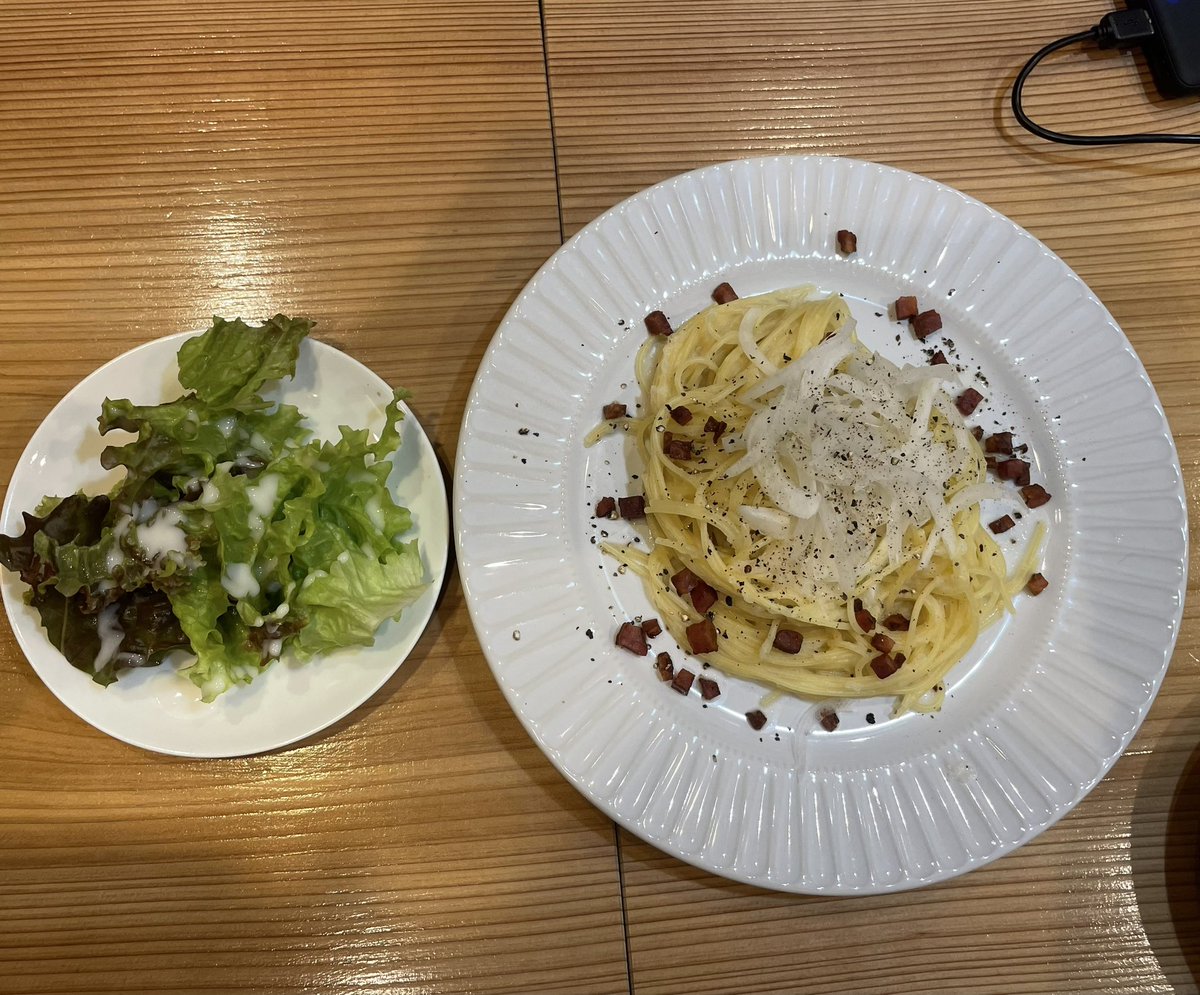 chijuntale's tweet image. 今日はこんな感じです😊
買ったグッズのバッグも可愛い❤️🎶
スカーフも素敵✨
会場近くの素敵なお店でランチなう😋
 #inthemiddle