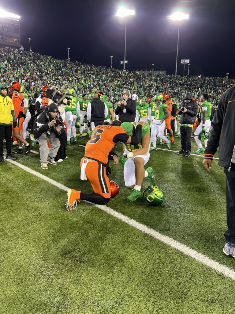 Jared_Mack7's tweet photo. DJ Uiagalelei and his brother Matayo share a moment after the game. https://t.co/0WyEXhkmQs