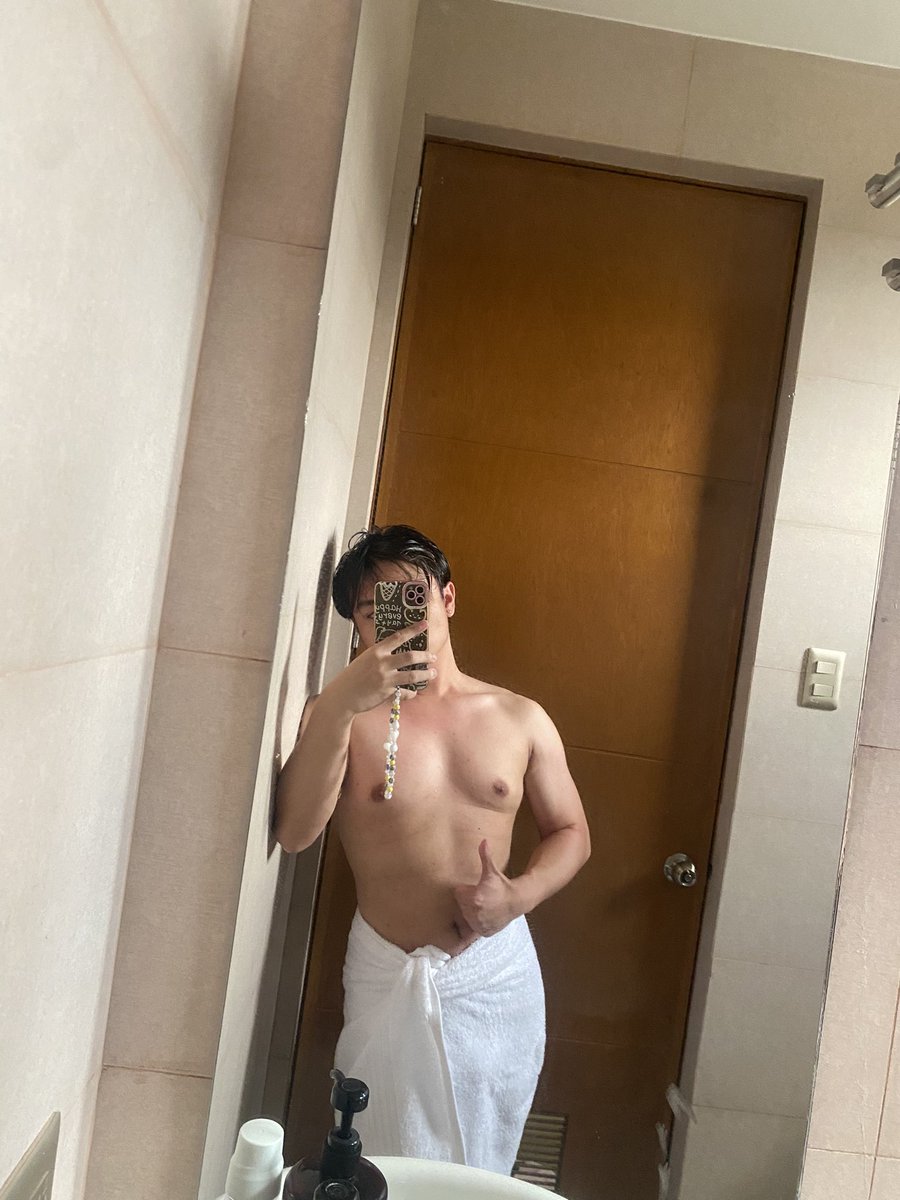 hopkeyk's tweet photo. Trying to get rid of the midterms chonk I put on 🥹 hope oomfie I gym with will hold me accountable https://t.co/QX5K7PTGPg