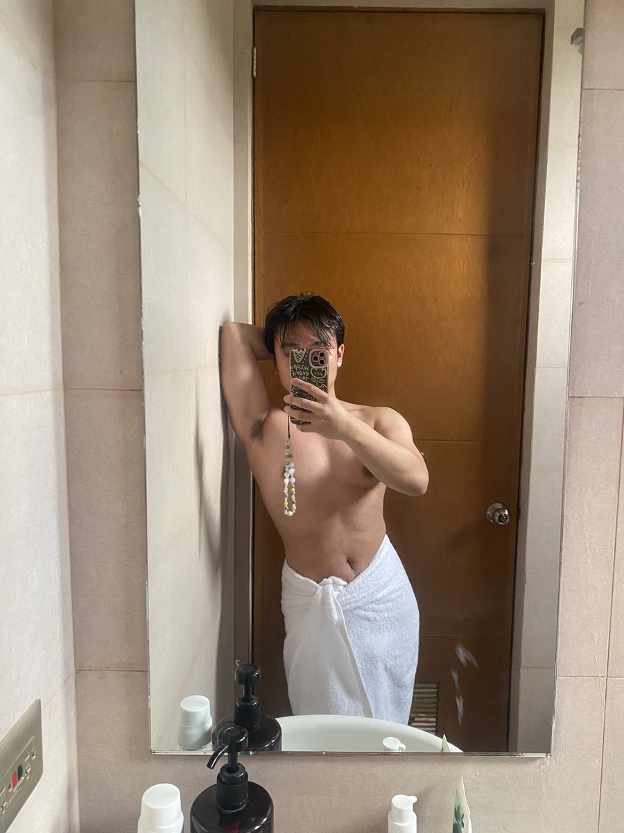 hopkeyk's tweet photo. Trying to get rid of the midterms chonk I put on 🥹 hope oomfie I gym with will hold me accountable https://t.co/QX5K7PTGPg