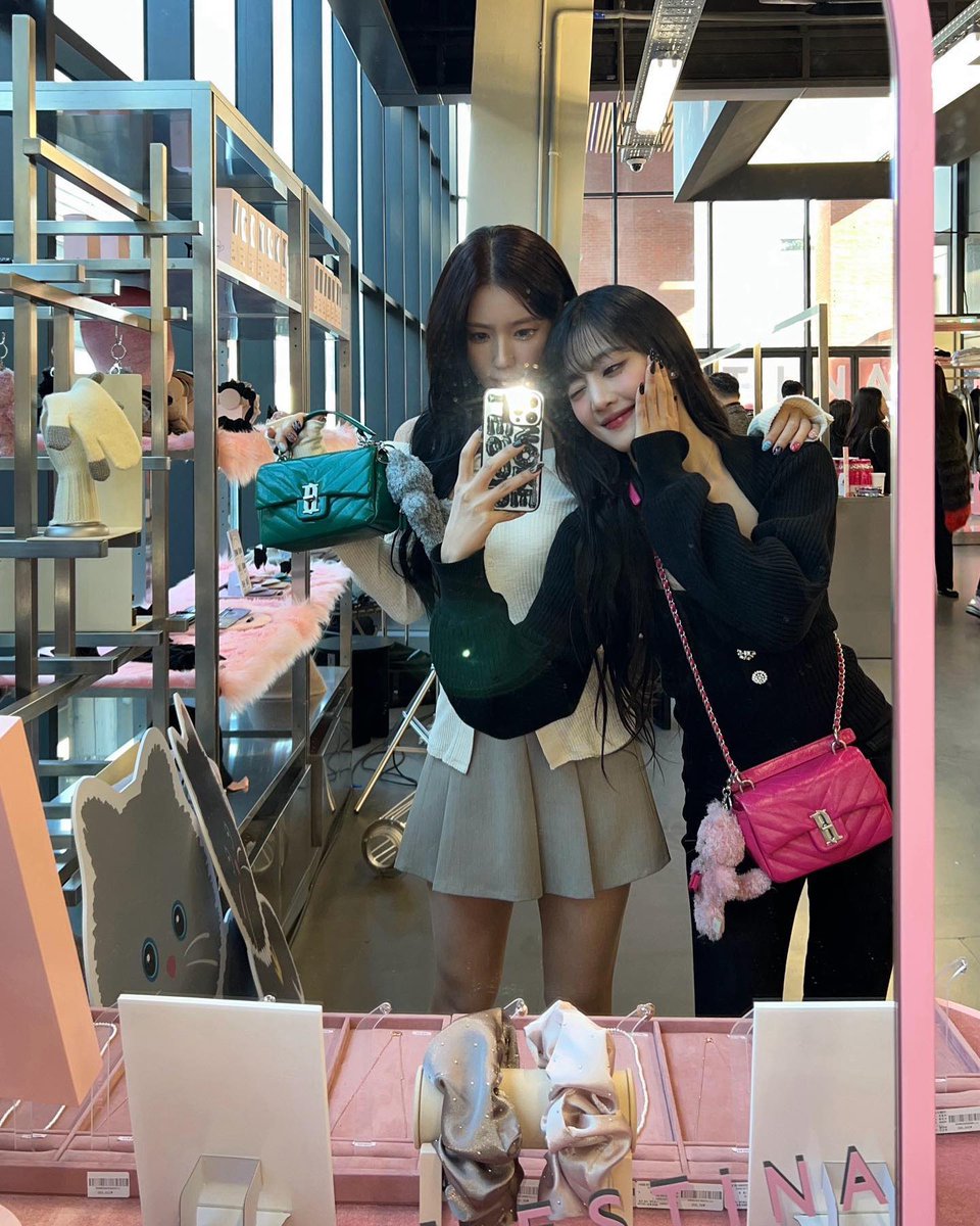 231125 🍜.zip
팝업 스토어 나들이💕💚♡(っ*’ᵕ’)’ᵕ’*c)♡