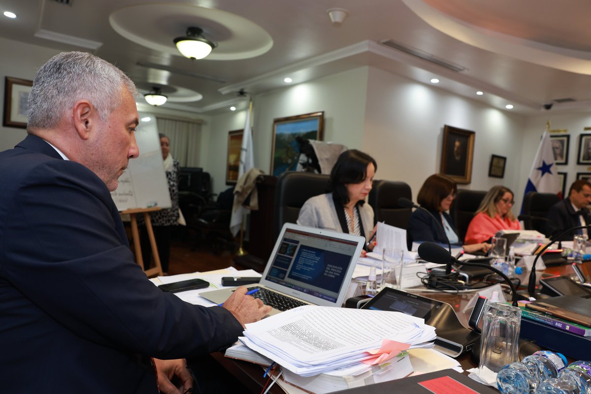 OJudicialPanama's tweet photo. Después de casi 14 horas continuas de trabajo, los magistrados de la CSJ decretan un receso hasta mañana, sábado 25 de noviembre, a las 9:00 a.m. para continuar la sesión permanente. #justicia #panama #ojudicialpanama https://t.co/XyTAxhazNK