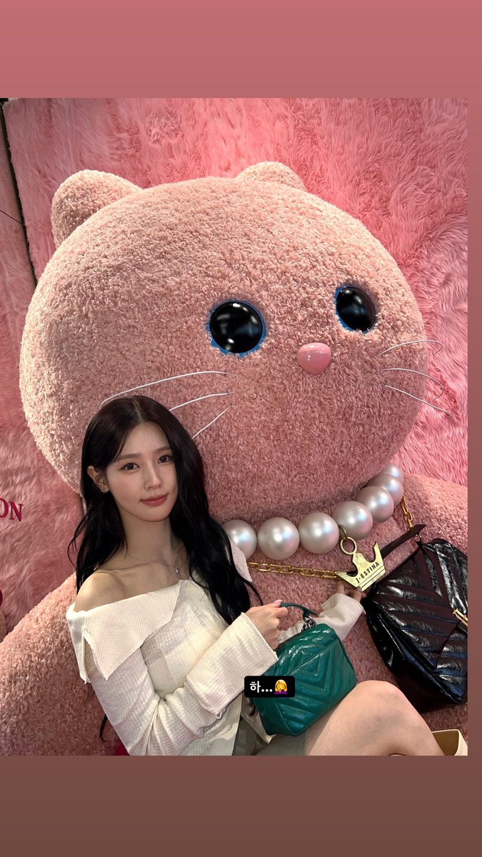 개웃겨ㅜㅜ 사진셀렉하다가 가방 거꾸로 든 거 알았냐고 바부야