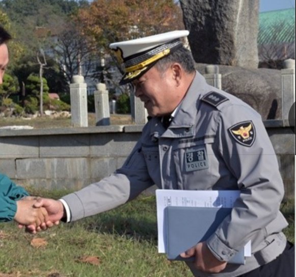 ohsuckmydickboy's tweet photo. #korean #police #policeman #motorcycle #싸이카 #경찰복  #motorcyclepolice #교통경찰 https://t.co/U2w4Y64rRb