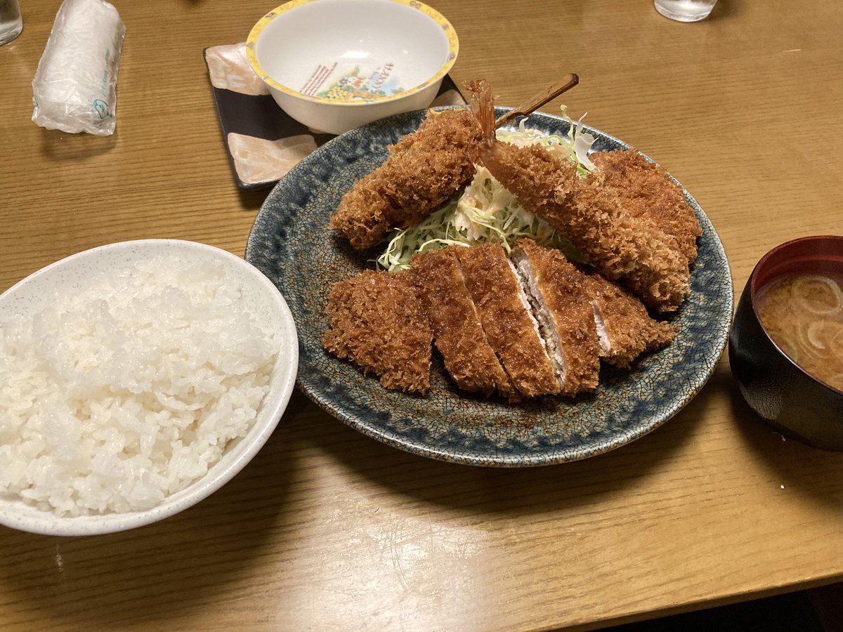 yokohama_grape's tweet image. 長瀞キャンプの帰りに体力ゼロの状態でたどり着いた寄居のとんかつ屋さんが神でした。このボリューム、この美味しさで940円と驚き。体力全回復。近所に出店を希望します😄子供を寝かすためにイスを繋げて頂いたり、ホスピタリティも最高でした。ありがとうございました。

#とんかつ茶の間
#寄居