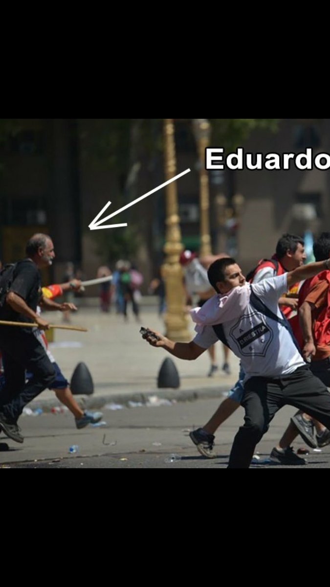 8_chiche's tweet photo. 🔴Ese es Eduardo Belliboni en aquel episodio de las 14 toneladas de piedras contra el Congreso, en 2017 durante el Gobierno de Mauricio Macri.
Y ahora quiere llevar a cabo un golpe de estado al PRESIDENTE elegido x el 56% votos del pueblo 
@JMilei 
RT... NO LO VAMOS A PERMITIR ✔ https://t.co/HyBoLY5O6J