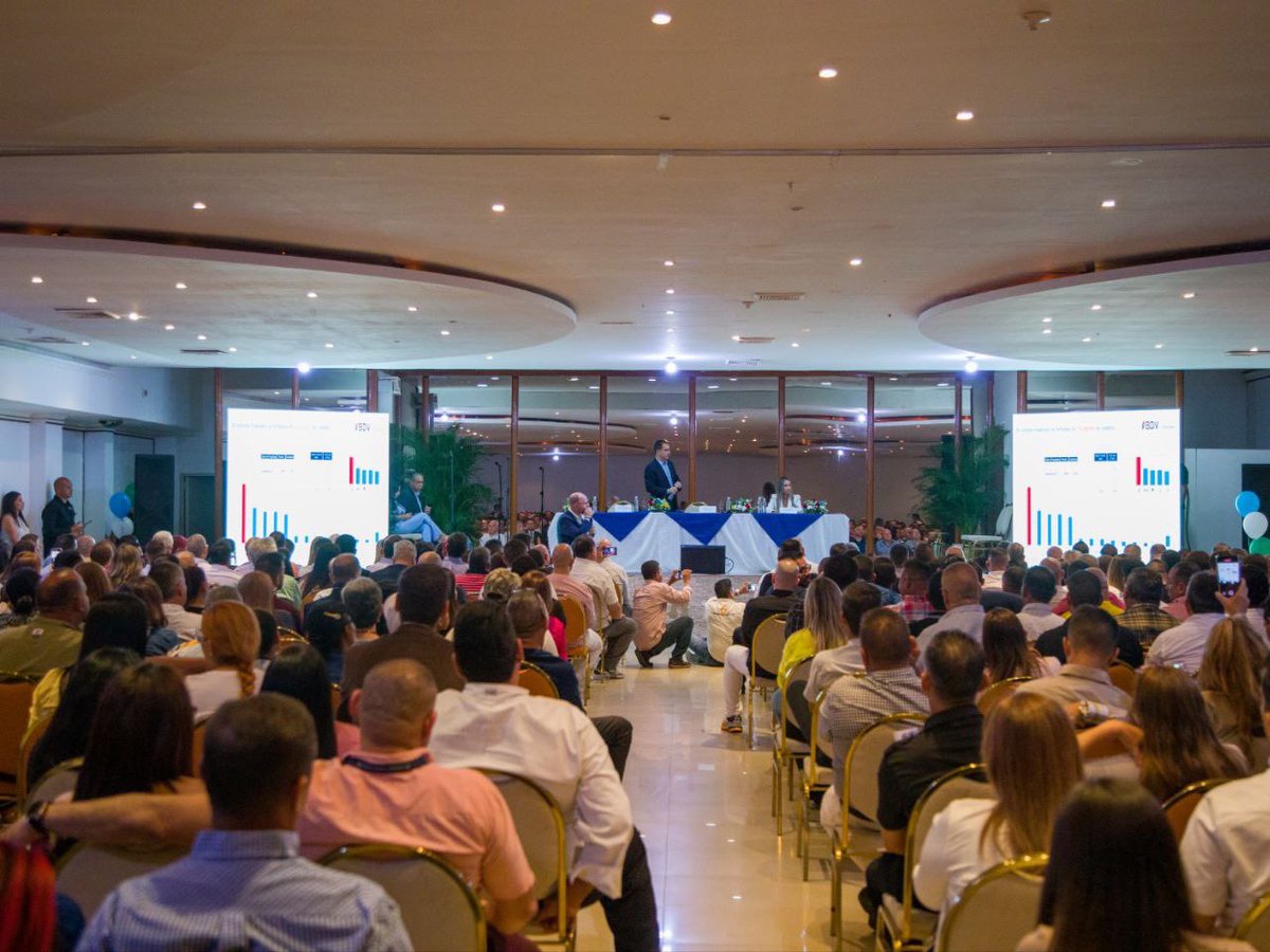 SoyPsuvBarinas's tweet photo. 📍Desde el 1er Encuentro #Barinas Productiva “El Esequibo es nuestro”, Román Maniglia Vm. De Economía Digital expresó: 

“El bloqueo afectó a toda la producción del país, pero hoy tenemos una cartera económica con un crecimiento del 71% y con expectativas de seguir creciendo”. https://t.co/T476NJiGFP