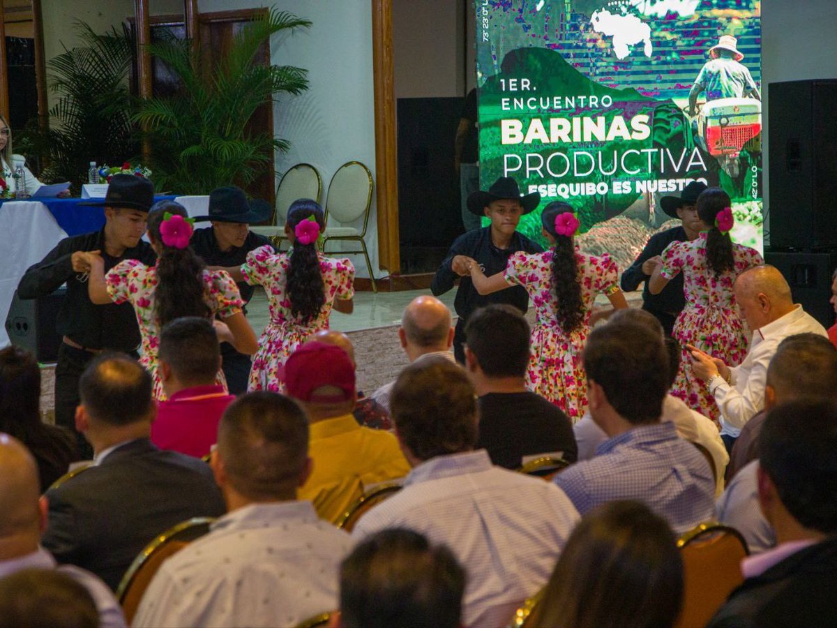 SoyPsuvBarinas's tweet photo. 📍Desde el 1er Encuentro #Barinas Productiva “El Esequibo es nuestro”, Román Maniglia Vm. De Economía Digital expresó: 

“El bloqueo afectó a toda la producción del país, pero hoy tenemos una cartera económica con un crecimiento del 71% y con expectativas de seguir creciendo”. https://t.co/T476NJiGFP