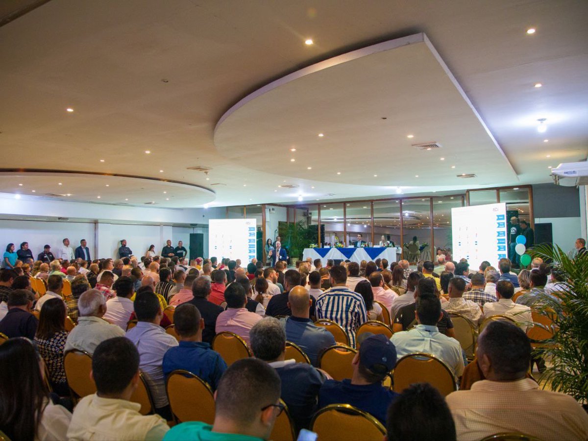 SoyPsuvBarinas's tweet photo. 📍Desde el 1er Encuentro #Barinas Productiva “El Esequibo es nuestro”, Román Maniglia Vm. De Economía Digital expresó: 

“El bloqueo afectó a toda la producción del país, pero hoy tenemos una cartera económica con un crecimiento del 71% y con expectativas de seguir creciendo”. https://t.co/T476NJiGFP