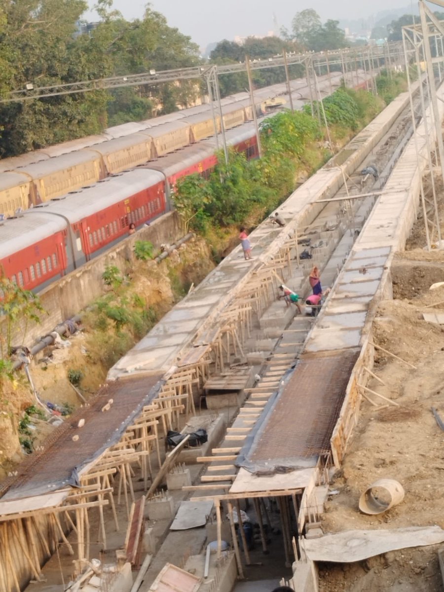 RailMinIndia's tweet photo. Redevelopment work is progressing swiftly for Sambalpur Jn. in Odisha, with modifications to add new lines, platforms, and pit lines.

Upon completion, it will significantly boost train handling capacity with improved passenger amenities.

#AmritStations https://t.co/UtaeHuXLPM