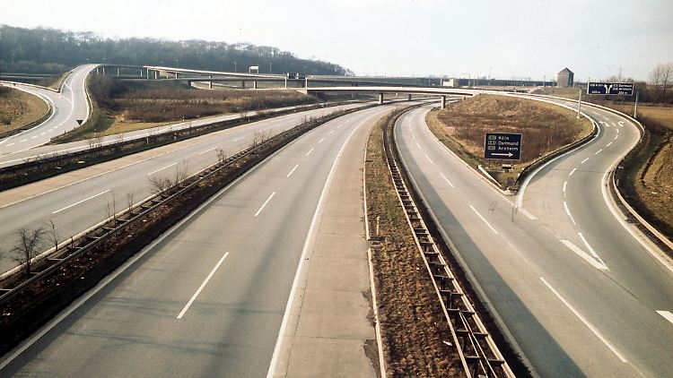 Heute vor 50 Jahren fand unter den Vorzeichen der Ölkrise der frühen 1970er Jahre der erste autofreie Sonntag statt. de.wikipedia.org/wiki/%C3%96lpr…