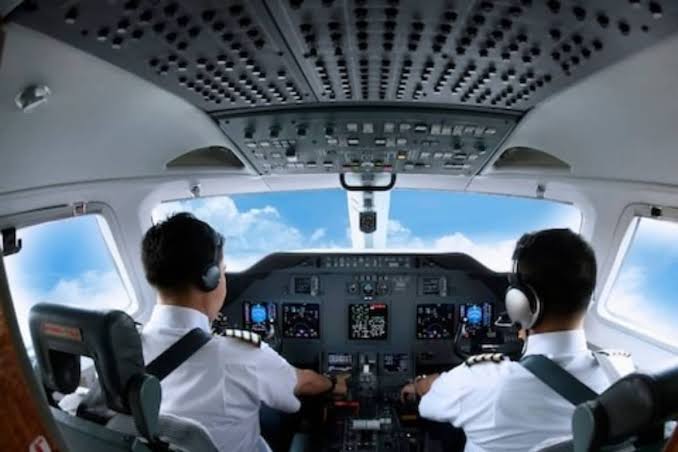 WalaNewspaper's tweet photo. ✈️ 🛫🛬મિડલ-ઈસ્ટમાં નકલી GPS સિગ્નલને કારણે વિમાનો ભટક્યાં:ભારતીય એરલાઈન્સને DGCAની સલાહ

મિડલ ઈસ્ટમાં નકલી GPS સિગ્નલ મોકલીને વિમાનોને ડાયવર્ટ કરવામાં આવ્યા હોવાના અહેવાલો છે. ડિરેક્ટોરેટ જનરલ ઓફ સિવિલ એવિએશન (DGCA)એ તમામ ભારતીય એરલાઈન્સને આ અંગે એડવાઈઝરી જારી કરી છે. https://t.co/QaEQJsotjG