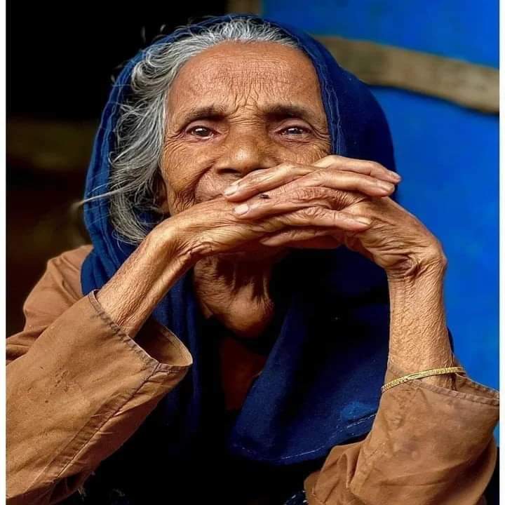 I will die in Bangladesh refugee camp and maybe I will not see my motherland Myanmar, Said the old lady of Rohingya .
#Rohingyas #refugeecamps #bangladesh