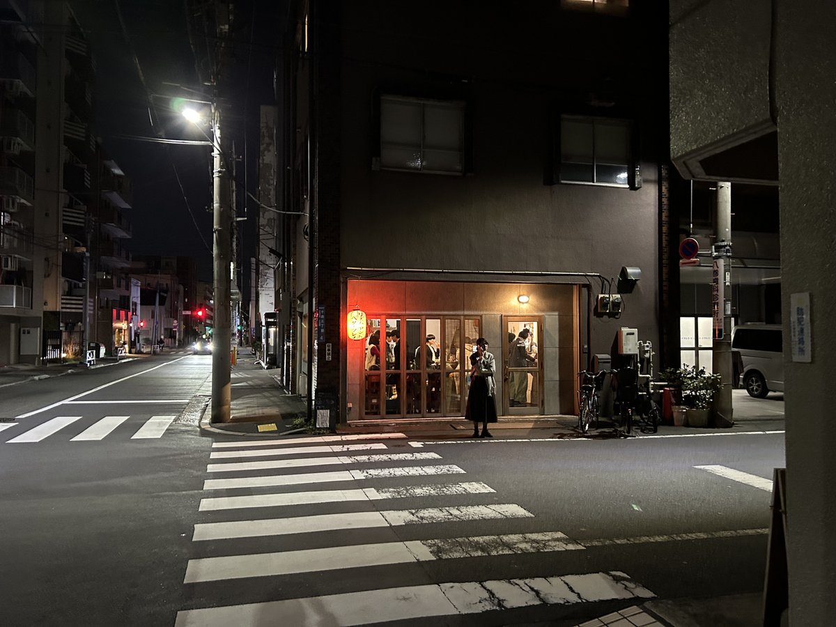MYAA_Tokyo's tweet photo. 11月20日、角田市千歳の居酒屋にて
奏は、聡の和菓子屋で働いていた元従業員・尾張昇に聡の話を聞いていた。
尾張は所用のため早々に帰路についたが、引き続き権堂は晩酌をし、ひとり物思いにふける。

HP｜https://t.co/lwkcDaVFIL https://t.co/WuHKv79wT1