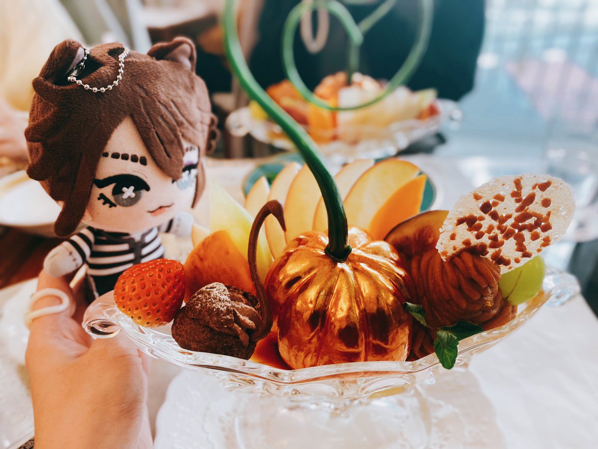 「山の上ホテル来れて嬉しい!とてもよかった…カボチャのプリンアラモード食べれて幸」|三野のイラスト