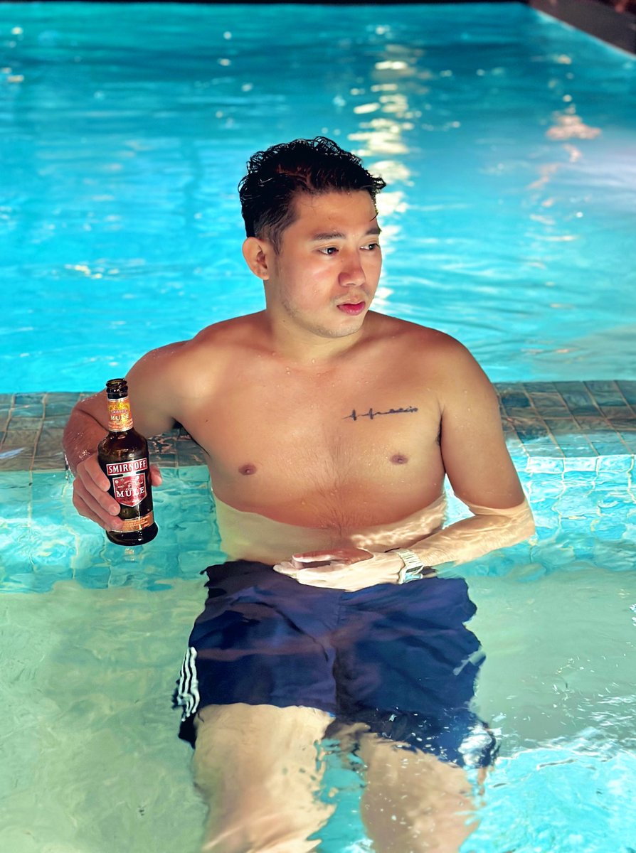 IAMCJRL's tweet photo. 💦tara swimming💦 https://t.co/jjFtab2S0K