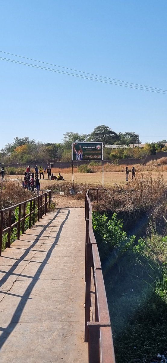 Martecoll's tweet photo. En el barrio de Maramba, Livingstone, se encuentra una cancha de fútbol situada entre las casas y la escuela. Para ir de un lado a otro, es necesario cruzar un puente. Cualquiera que cruce ese puente se llevará consigo una imagen inolvidable para el resto de sus días. https://t.co/lKQ7JpRJg3