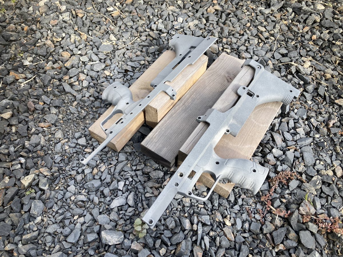 namba_36's tweet image. バラしたついでに塗装でも！
とりあえず足付けしてプラサフ
＃SRSA2
＃サバゲー
＃エアガン
＃ボルトアクション