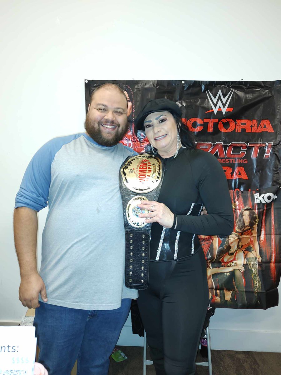Leonhart288's tweet photo. Today I got to meet one of my favorite women's wrestlers @REALLiSAMARiE  she was awesome and super nice and funny she's not crazy at all 😄 #wrestlecade #victoriaforhof  #womenswrestlingfan https://t.co/3UwrqzII7h