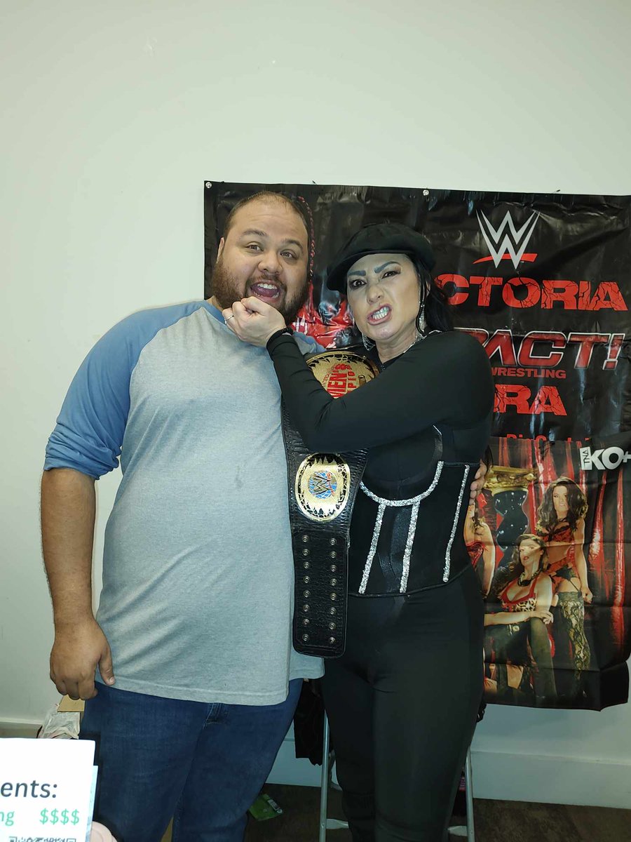 Leonhart288's tweet photo. Today I got to meet one of my favorite women's wrestlers @REALLiSAMARiE  she was awesome and super nice and funny she's not crazy at all 😄 #wrestlecade #victoriaforhof  #womenswrestlingfan https://t.co/3UwrqzII7h