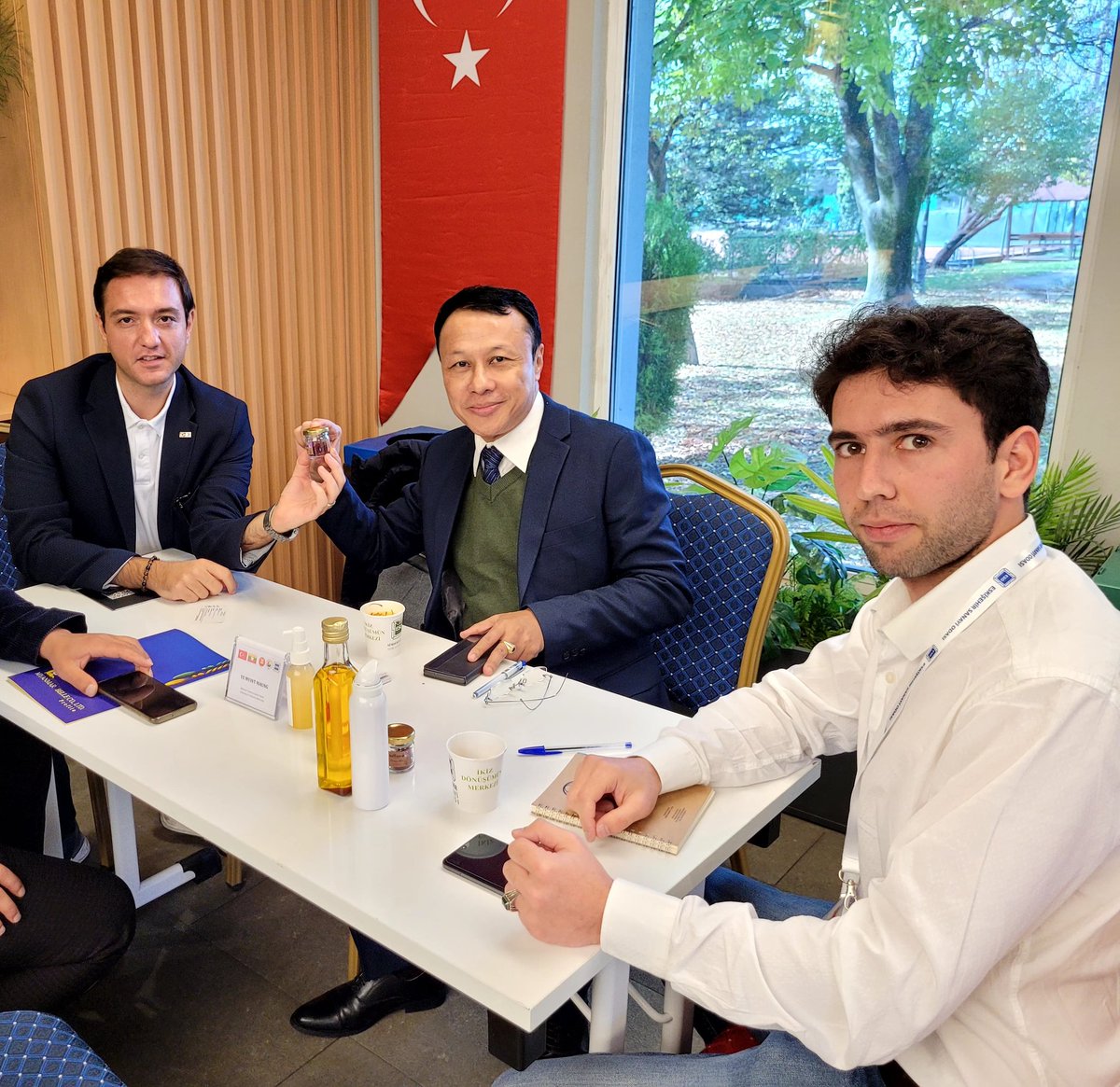 Eskişehir Sanayi Odası ev sahipliğinde, Türkiye Odalar ve Borsalar Birliği işbirliği ile gerçekleştirilen “Güneydoğu Asya Birliği Üye Ülkeleri (ASEAN) ile Türkiye Arasında İş Diyaloğu Platformu Projesi” kapsamında ikili iş birliği görüşmeleri gerçekleştirdik. Programa ASEAN