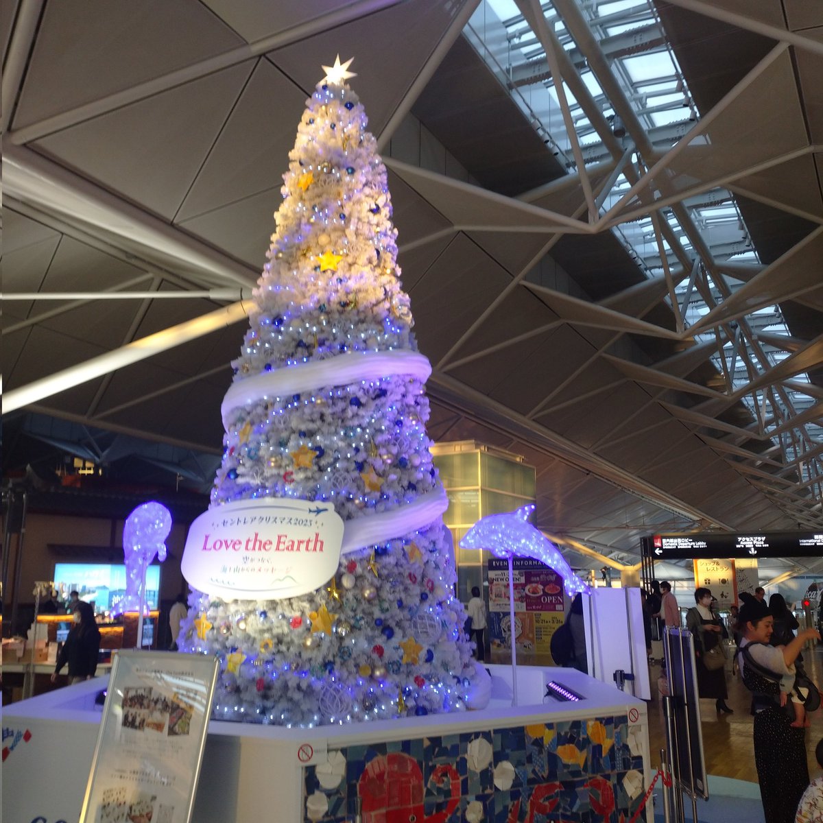 river8687's tweet photo. こんばわっち✨吉山に会いにセントレアまで行ってきたよ。今回のアルバムで吉山の「愛」をすごく感じた。素敵なアルバム。昨年から病気で落ちてた気持ちもこのアルバムで気持ちを強く持ててる。ちゃんと言えなかったけど…よっちゃん、山ちゃんありがとう💕 #吉田山田 https://t.co/WftmzbuxXB